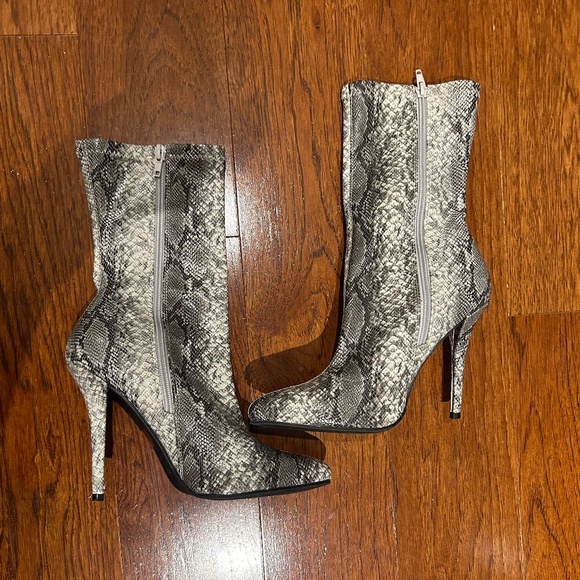 FASHION NOVA Women's Snakeskin Faux Leather Booties in Grey/White│Size U… - Picture 9 of 10
